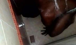 대담한 레즈비언 샤워 욕실에서 섹스하며 강렬하게 엿봄