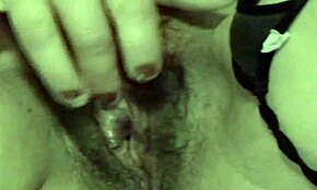 Голяма космата путка жадува твърд хуй цял ден