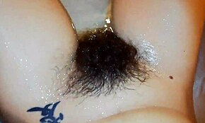 Chlupatý keř pod vodou, super chlupatá kundička fetish video s mokrou klitoris a těsnou vydrou