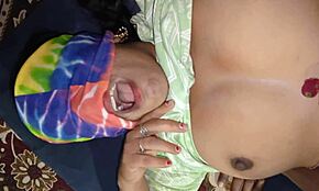 Иди сюда, сводная сестра, давай повеселимся в общежитии, говорит он.