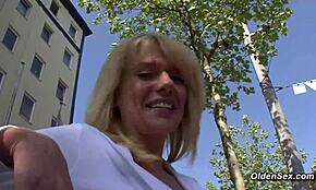 Tysk blond amatør MILF onanerer med leker under casting intervju