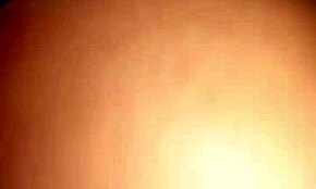 Naimisissa oleva morsian saa suukkoja ja imua kotivideolla