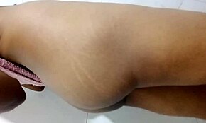 このデシインドの18歳ティーン、室内でアナル激しくやっちゃったよ