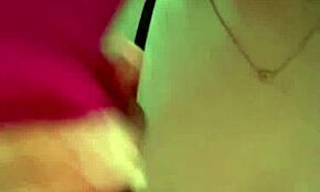 흥분한 브루넷이 장난감으로 자위해서 오르가즘?