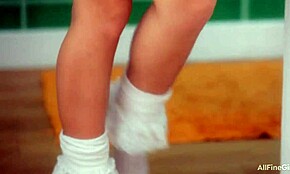 Chica inocente tentada a masturbarse el coño depilado hasta el orgasmo