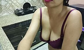 Mama vitregă desi îl învață pe fiul vitreg să fute