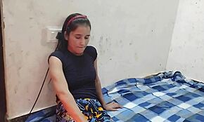 Intialainen bhabhi naidaan doggystylessä kovin voihkein