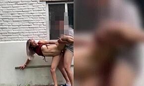 A Vizinha Magra Esquenta e Eu Toquei Sua Buceta ao Ar Livre