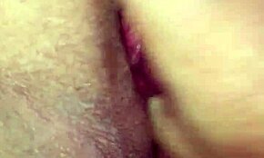 Moja žena ima otekel klitoris, ki dobi intenziven ses v domačem posnetku 😏