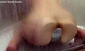 Autumn south masturbuje dildem ve sprše, ukazuje velký prsa a zadek