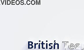 Mladá studentka používá plug v prdeli s kolejním orgasmem