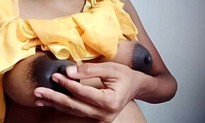 激烈的印度怀孕继妈挤压惊人的奶子