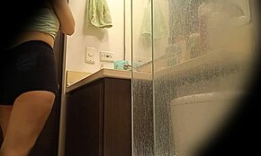 Piilokamera nappaa latinalaisen opettaja Miletin pissimässä luokassa