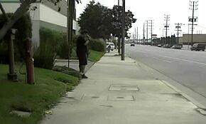 Alexis Malone driller sin barberede fisse til kraftig orgasme med vibrator