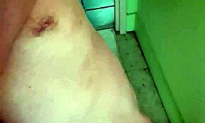 Η σκλάβα ένιωσε έντονη ευχαρίστηση καθώς οργάσμωσε από το κρεαμπάι και το φέισαλ στην δημόσια ουρητήριο