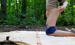 Емоционално свалка води до интензивно анално чукане в обществен парк