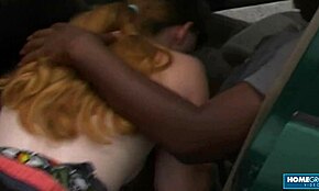 Horne mænd skiftes til at kneppe Faith Crisis' barberede fisse i fetish scener