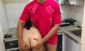 Macecha učí použitie kondómu a dostane creampie