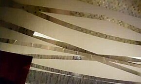 Новая жертва моет свою жопу в ванной для меня