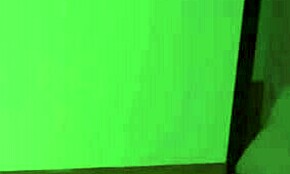 Отчим пробирается в кровать падчерицы в полночь, чтобы трахнуть ее!