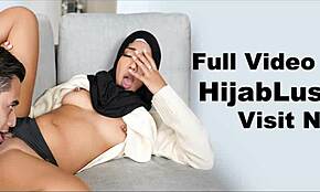 太ったヒジャブティーン18+が友達を誘惑してファックさせる