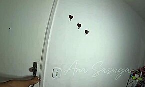 תפסתי את החבר שלי מתאנן על הספה בסלון.