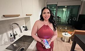 L'amie folle de maman voulait mon sperme, Mandi May baise un jeune de 18+ ?