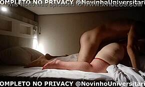 Zrela BBW babica potuje v São Paulo, da pofuka mladega študenta v hotelski sobi.