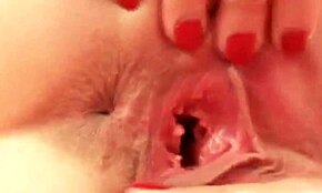 SPALANCA la sua FIGA BAGNATA ben aperta in primo piano