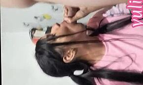 Хорна маћеha заводи пасторка, гута му сперму у кућној сцени