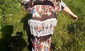 毛むくじゃらの熟女が透けドレスで屋外