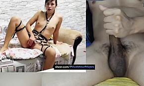 Femme insatisfaite se masturbe intensément sa chatte mouillée seule