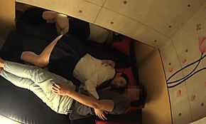 Gadis sekolah Jepang montok dapat pijatan rahasia dengan tits besar