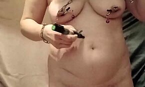 Forestille deg en fransk husmor bundet og ydmyket hjemme, bruker leker til soloøkt som er smertefull og deilig