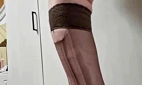 18+ тин Эльза Ком доминирует ногами и страпоном в БДСМ игре