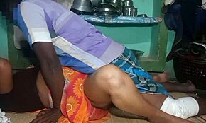 عمة تشارك في نيك شديد في منزل القرية مع صديق