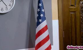 Tre videregående elever deler kåte kyss i uniform fantasy