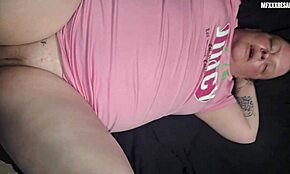 كس ريزابو ينيك بقوة، يتسع كثيراً بعد الضرب بزب أسود كبير في المرآب.