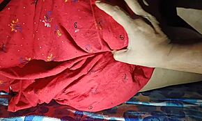 Mann sagt: Schau dir das süße Arschloch meiner desi-Frau an, während sie schläft.