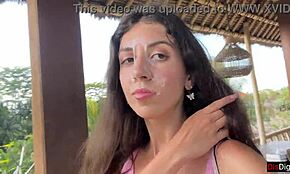 Hon frågar, Vill du se mig äta en burgare med sperma i ansiktet?