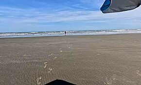 PUBLIEK NEUKEN MET HERKENDE SLET OP STRAND!