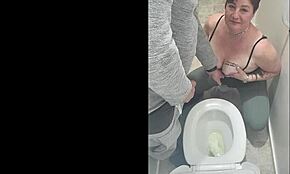 Kiepski amatorski film z sikaniem w toalecie idzie źle wielokrotnie.