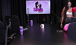 Hombre negro sensualiza a morena y le golpea la cara con polla enorme después de hablar de energías y sexo