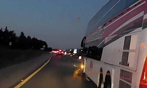 Po návrate z dovolenky nás priateľ pozve sledovať jeho šľapku šúchanú v rohu domu