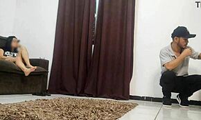 Quiero sexo con este técnico, me quedé en vestido sin bragas, espero que me folle