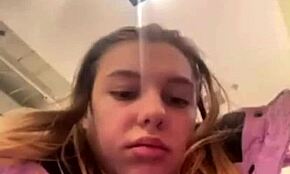 Masturboi taksissa ja ostoskeskuksessa märällä pillulla lähikuva