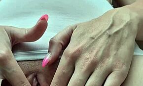 Ruska žena sedí na obličeji pro instrukce lížání kundy