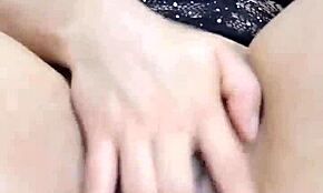 Počutim se tako vzburjeno, ko delam svoj prvi trojni penetracijo z dildom, ko sem pohotna