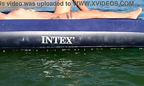 Lepa blondinka z velikimi joški in tetovažo delfinov gola na plaži, naga v javnosti kot vroča kuja nudistka na prostem