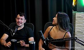 Melhores momentos do casal quente em preliminares no podcast com Bia Hot - parte 1 em vermelho transparente